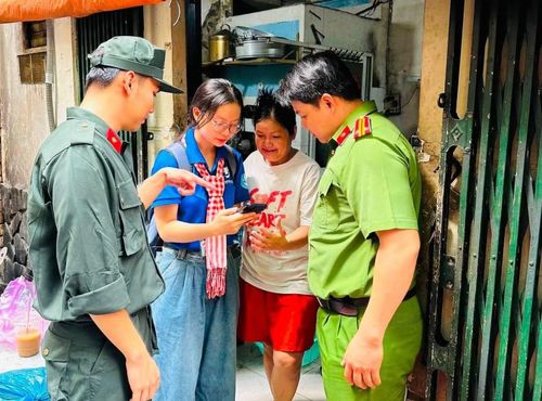 Công an phường Tân Định thành lập các tổ công tác lưu động phối hợp cùng đoàn viên thanh niên địa phương hướng dẫn người dân.