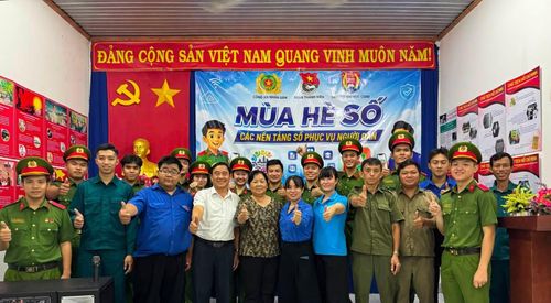 Tuổi trẻ Công an Thành phố phối hợp Trường Đại học Cảnh sát nhân dân triển khai nhiều hoạt động hỗ trợ người dân thực hiện dịch vụ công trực tuyến trên địa bàn phường Thủ Dầu Một.