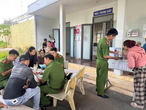 Trại tạm giam số 1 Công an TP Hồ Chí Minh hỗ trợ cài đặt và hướng dẫn sử dụng ứng dụng SOS An ninh trật tự và VNeID cho thân nhân can, phạm nhân.