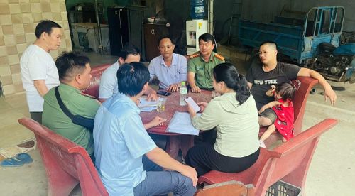 Lực lượng Công an xã Thạnh Bình tham gia tuyên truyền, vận động người dân hiến đất làm đường.