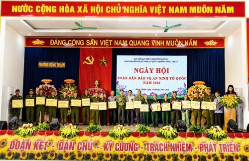 Thứ trưởng Lê Quốc Hùng tặng quà các cá nhân, gia đình có thành tích trong phong trào và các gia đình có hoàn cảnh khó khăn trên địa bàn.