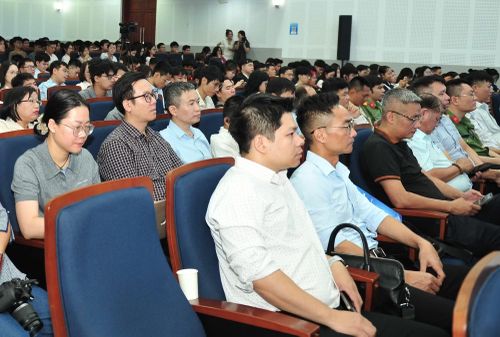 Các đại biểu tham dự hội thảo.