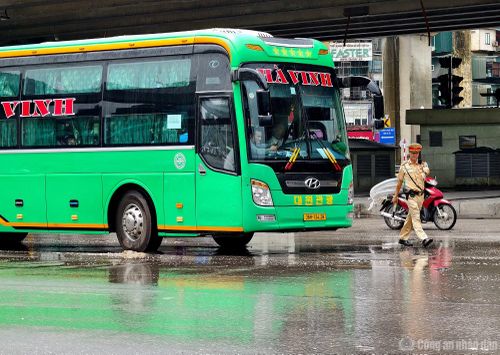 Sau khi thiết bị ghi nhận vi phạm, lực lượng CSGT tiến hành dừng phương tiện, đưa hình ảnh, video rõ nét từ UAV cho tài xế xem.