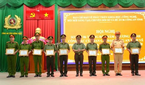 Thiếu tướng Lâm Phước Nguyên, Giám đốc Công an tỉnh Đồng Tháp trao giấy khen tặng các tập thể, cá nhân có thành tích trong thực hiện Nghị quyết 57.