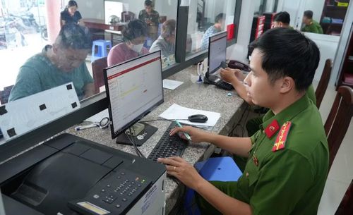Cán bộ, chiến sĩ nêu cao tinh thần, thái độ tận tụy phục vụ nhân dân.