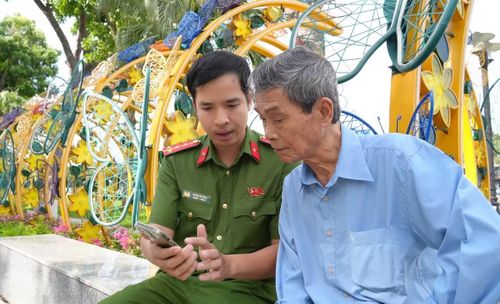 Cán bộ, chiến sĩ hướng dẫn người dân thực hiện thủ tục hành chính trên ứng dụng VNeID và iCA-DongThap.