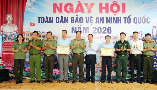 Các đại biểu chúc mừng các tập thể, cá nhân có thành tích tiêu biểu trong tổ chức và thực hiện Ngày hội Toàn dân bảo vệ an ninh Tổ quốc được UBND TP Cần Thơ tặng Bằng khen.