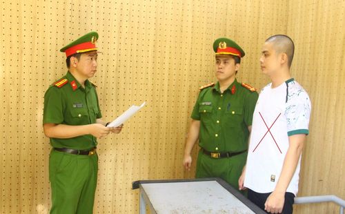 Cơ quan CSĐT Công an tỉnh Sơn La thi hành các quyết định tố tụng đối với Quàng Văn Tân.