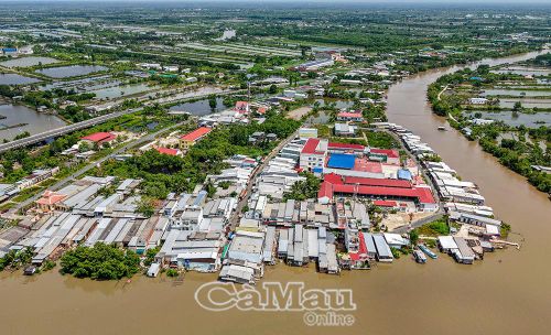 Dù hệ thống giao thông bộ phát triển, thay thế dần giao thông thuỷ nhưng những xóm nhà ven sông Bảy Háp vẫn còn đó như một nét riêng, điểm tô sắc màu cho những dòng sông ở Cà Mau.