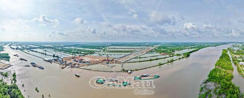 Xuôi dần về phía hạ nguồn của dòng Bảy Háp là những đầm lầy, rừng ngập từ sự bồi lắng phù sa. Nay, công trình tuyến cao tốc Cà Mau - Ðất Mũi đã mở ra điểm sáng làm tươi mới cho vùng đất vốn hoang vu, cho niềm tin và khát vọng phát triển.