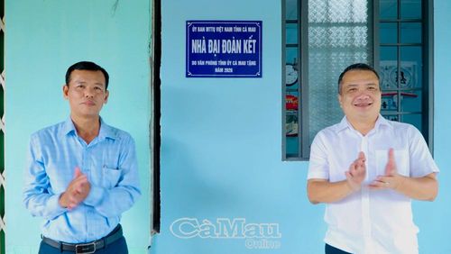 Đồng chí Lê Tuấn Hải, Chánh Văn phòng Tỉnh uỷ và đồng chí Lê Thành Nơi, Phó Bí thư Thường trực Đảng uỷ phường Hòa Thành, thực hiện nghi thức treo bảng nhà Đại đoàn kết.