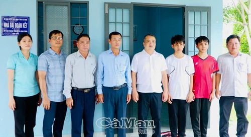 Đồng chí Lê Tuấn Hải, Chánh Văn phòng Tỉnh uỷ (thứ năm từ trái sang) và đồng chí Lê Thành Nơi, Phó Bí thư Thường trực Đảng uỷ phường Hòa Thành (thứ tư từ trái sang) chụp ảnh lưu niệm cùng gia đình.