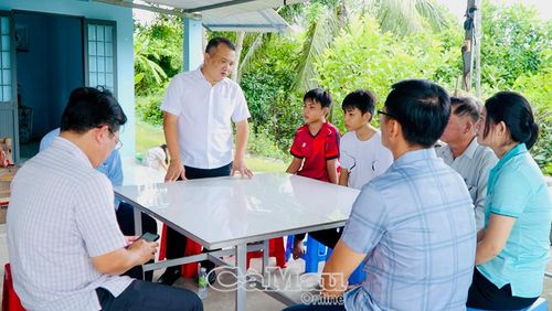 Đồng chí Lê Tuấn Hải, Chánh Văn phòng Tỉnh uỷ thăm hỏi, động viên hai em Hoài và Hận trong căn nhà mới.