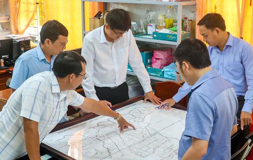 Nhiều xã, phường trong tỉnh đang thiếu công chức chuyên ngành xây dựng, kiến trúc, quy hoạch. (Ảnh chụp tại Phòng Kinh tế Xã Tạ An Khương).