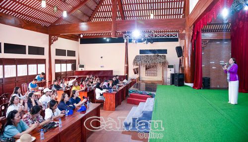 Các doanh nghiệp lữ hành quốc tế trải nghiệm trình diễn di sản đờn ca tài tử của Cà Mau để nghiên cứu khai thác sản phẩm.