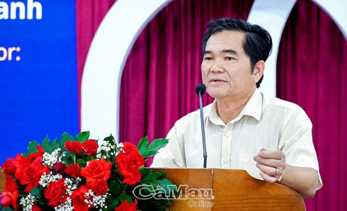 Ông Châu Công Bằng, Phó Chủ tịch Liên minh Tôm sạch và Bền vững Việt Nam (VSSA), phát biểu khai mạc tập huấn.
