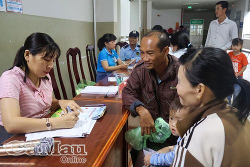Ngay từ 6 giờ sáng, nhiều phụ huynh từ các xã, phường đã đưa con đến Bệnh viện Sản - Nhi Cà Mau chờ khám sàng lọc tim.