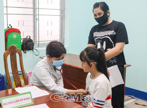 Bác sĩ chuyên khoa trực tiếp thăm khám sàng lọc cho trẻ.