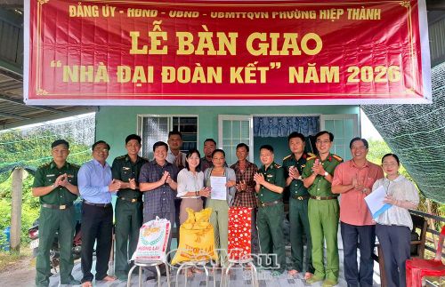  Lãnh đạo địa phương và các đơn vị tặng quà mừng nhà mới cho gia đình bà Sơn Thị Kim Mến (khóm Nhà Mát).