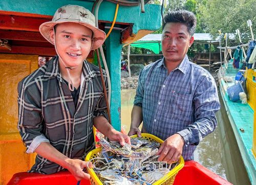 Anh Lê Thanh Nam (bìa trái), tài công tại ấp Sào Lưới cùng các thuyền viên trở về sau chuyến biển ngày 8/8 với hơn 100 kg ghẹ.