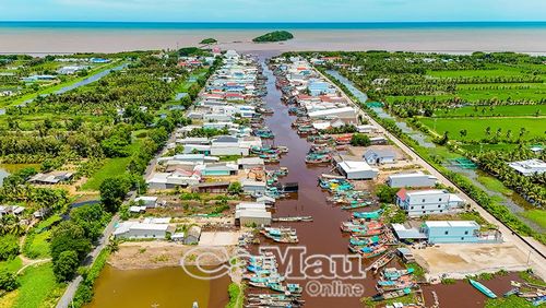 Cửa biển Kinh Hòn hướng ra biển, nơi những ngư dân Đá Bạc gửi gắm bao hy vọng về những chuyến biển thuận lợi, cuộc sống ngày càng khấm khá.