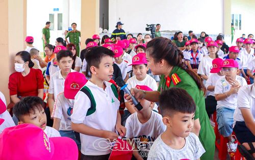 Cán bộ Công an trao đổi, hướng dẫn học sinh nhận diện và xử lý những tình huống có thể gặp trong cuộc sống.