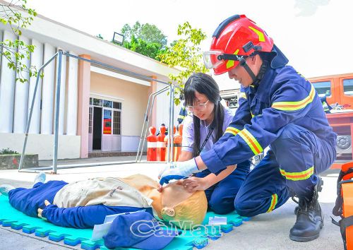 Học sinh thực hành kỹ năng sơ cấp cứu, nâng cao khả năng ứng phó khi gặp tình huống khẩn cấp.