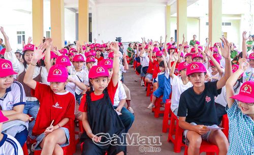 Học sinh hào hứng trao đổi, xử lý các tình huống giả định tại chương trình “Kỹ năng nhỏ - An toàn lớn”.