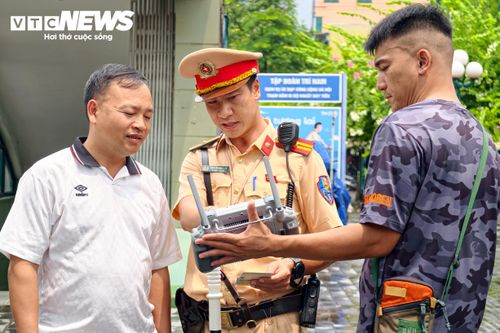 Không chỉ phục vụ công tác kiểm tra, xử lý vi phạm, UAV còn được sử dụng để theo dõi tình hình giao thông trên diện rộng. Vào giờ cao điểm, khi đường Nguyễn Trãi hoặc Vành đai 3 trên cao xuất hiện dấu hiệu ùn tắc, thiết bị giúp lực lượng chức năng nhanh chóng xác định vị trí xảy ra va chạm, phương tiện gặp sự cố hoặc khu vực ùn ứ.