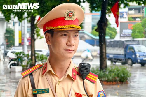Theo Thiếu tá Nguyễn Ngọc Tú (cán bộ Đội CSGT đường bộ số 7), việc sử dụng UAV giúp lực lượng chức năng quan sát từ trên cao, đặc biệt tại những vị trí khuất tầm nhìn, khó tiếp cận hoặc thường xuyên có mật độ phương tiện lớn.