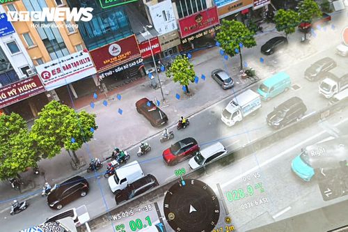 Ngoài các lỗi trên tuyến đường trên cao, UAV còn hỗ trợ phát hiện nhiều hành vi vi phạm khác như dừng, đỗ xe tại khu vực cấm; đỗ xe dưới lòng đường, trên vỉa hè không đúng quy định và hoạt động buôn bán hàng rong gây ảnh hưởng đến trật tự đô thị.