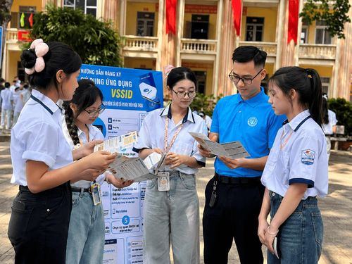 Cán bộ BHXH tuyên truyền cho học sinh ý nghĩa của việc tham gia BHYT. Ảnh: BHXH.