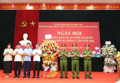 Lãnh đạo xã Hồng Vân chúc mừng Công an xã nhân ngày hội toàn dân bảo vệ an ninh Tổ quốc. Ảnh: Vũ Cường.