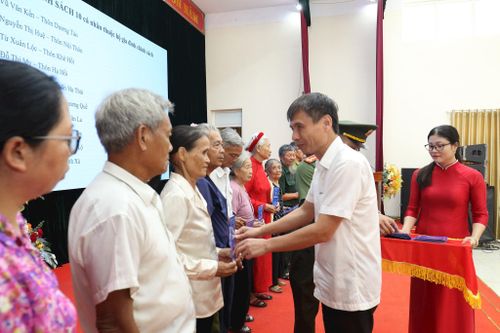 Nhân dịp này, xã Hồng Vân trao quà tới 10 gia đình chính sách và 10 gia đình có hoàn cảnh khó khăn trên địa bàn. Ảnh: Vũ Cường.