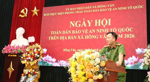 Trung tá Nguyễn Xuân Trường, Phó trưởng công an xã Hồng Vân báo cáo kết quả phong trào “Toàn dân bảo vệ an ninh Tổ quốc” trong năm 2026. Ảnh: Vũ Cường.