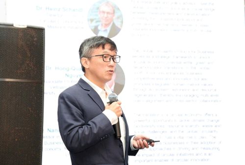 PGS.TS Nguyễn Hồng Quân, Giám đốc Viện Nghiên cứu Phát triển kinh tế tuần hoàn (ICED), Đại học Quốc gia thành phố Hồ Chí Minh trình bày tại hội thảo. Ảnh: Truyền thông KHCN