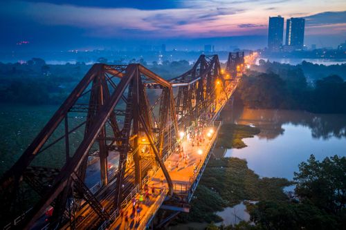 Vận động viên dự Giải Marathon Quốc tế Hà Nội Techcombank chạy qua cầu Long Biên của Hà Nội. Ảnh: Ban tổ chức