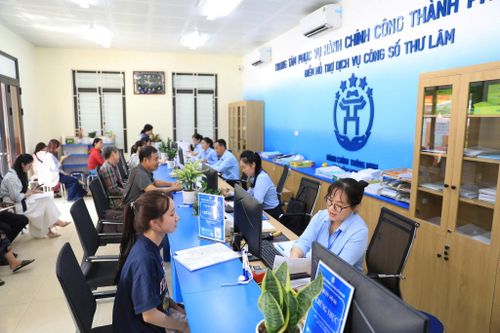 Điểm hỗ trợ dịch vụ công số Thư Lâm giải quyết thủ tục hành chính cho người dân. Ảnh: Quang Thái