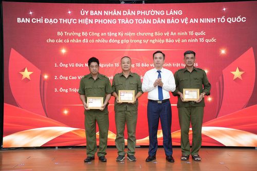 3 cá nhân trên địa bàn phường Láng được tặng kỷ niệm chương Bảo vệ An ninh Tổ quốc. Ảnh: Phạm Mạnh