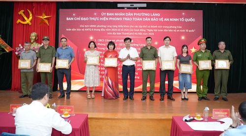 10 tập thể vinh dự nhận giấy khen của Chủ tịch UBND phường Láng. Ảnh: Phạm Mạnh