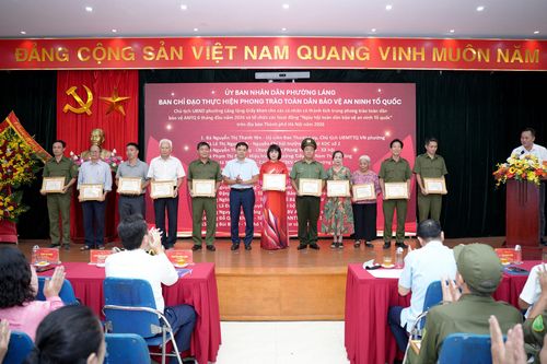 Các cá nhân có thành tích trong phong trào toàn dân bảo vệ an ninh tổ quốc của phường Láng. Ảnh: Phạm Mạnh