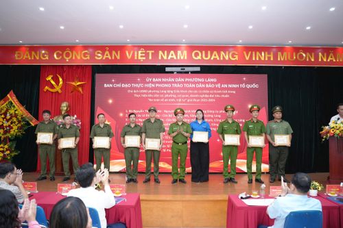 Trung tá Trần Văn Hiếu, Phó trưởng Công an phường Láng trao giấy khen cho các tập thể có thành tích trong Thực hiện khu dân cư, phường, cơ quan, doanh nghiệp đạt tiêu chuẩn "An toàn về an ninh, trật tự" giai đoạn 2021 - 2026. Ảnh: Phạm Mạnh
