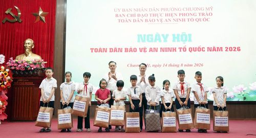 Lãnh đạo phường Chương Mỹ tặng quà học sinh tại Ngày hội. Ảnh: Lan Oanh