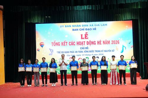 Lãnh đạo xã Gia Lâm khen thưởng các cá nhân có thành tích trong tổ chức hoạt động hè 2026. Ảnh: P.V
