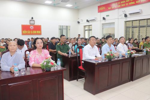 Các đồng chí lãnh đạo xã Bình Minh cùng đông đảo lực lượng an ninh cơ sở và người dân địa phương tại Ngày hội toàn dân bảo vệ ATTQ xã Bình Minh năm 2026. Ảnh Đ. Đạt