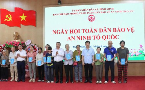 Lãnh đạo xã Bình Minh tặng Giấy khen cho các tập thể và cá nhân xuất sắc. Ảnh Đ. Đạt