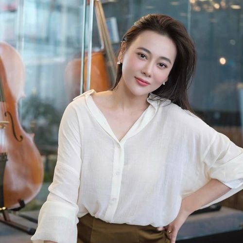 Từng là gương mặt quen thuộc của phim truyền hình Việt với nhiều vai diễn để lại dấu ấn, Phương Oanh hiện có cuộc sống bình yên bên gia đình nhỏ. Sau khi trở thành mẹ của cặp song sinh Jimmy và Jenny, nữ diễn viên dành phần lớn thời gian chăm sóc các con, đồng thời cân bằng giữa công việc kinh doanh và cuộc sống cá nhân.