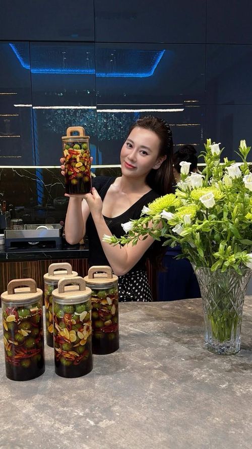 Cô muốn trực tiếp đồng hành với các con trong những năm tháng đầu đời thay vì phó mặc hoàn toàn cho người giúp việc.