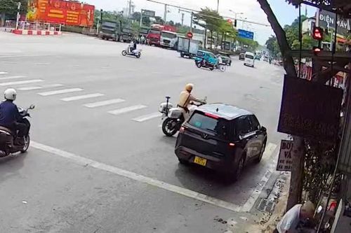Một người cha hớt hải cầu cứu CSGT tại Quốc lộ 5 để đưa con trai mắc ung thư máu đi cấp cứu. Tổ công tác nhanh chóng hỗ trợ dẫn đường. (Ảnh Phòng CSGT Hà Nội)