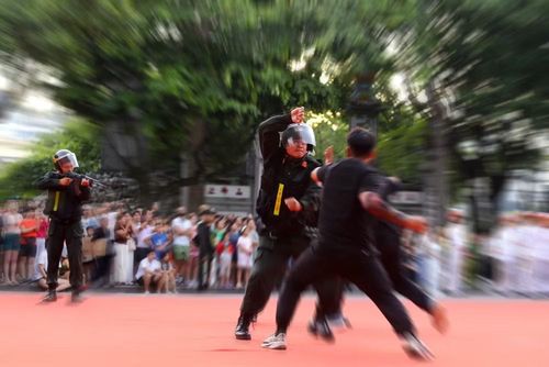 Các chiến sĩ Tiểu đoàn Cảnh sát đặc nhiệm mang những kỹ năng được rèn luyện trong thực tiễn công tác lên sân khấu “81 Mùa bình yên”